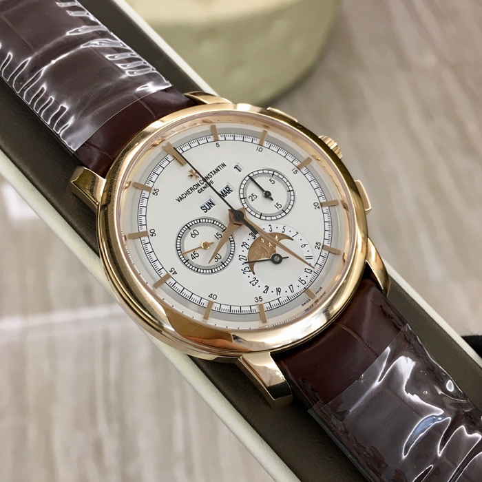 Vacheron Constantin 江诗丹顿 TRADTIONNELLE 传袭系列，47292/000R-9392。43毫米表径。18K玫瑰金表壳，白色圆形表盘，星期、月份月相显示，计时功能手动上弦机械机芯。 单表无附件。