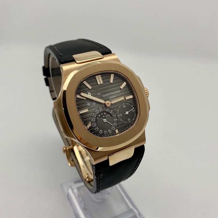 PATEK PHILIPPE 百达翡丽 NAUTILUS 运动系列，5712R-001。40毫米表径，18K玫瑰金表壳，深灰色面盘，10个18K玫瑰金棒式时标，18K玫瑰金棒式时针分针，白色涂漆18K黄金秒针、日期指示针和动力储备指示针，月相显示，Cal.240 PS IRM C LU自动上弦机械机芯，动力储备48小时。专柜定价：318800元。 单表无附件。