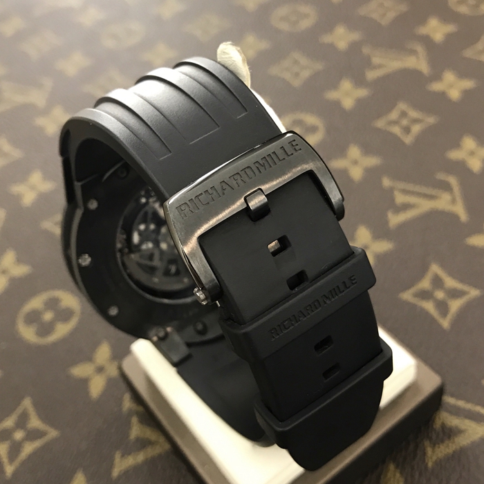 RICHARD MILLE 理查德米勒 男士系列，RM 028。47毫米表径，钛金属表壳，日期显示功能，史泰龙同款，热门款清凉必备神器。全球限量30枚。专柜定价：650000元。 单表无附件。