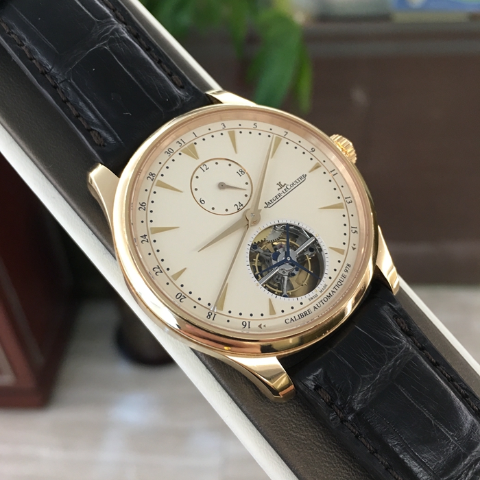 Jaeger-LeCoultre 积家 master 大师系列，1662410。43毫米表径，18K玫瑰金表壳，米黄色面盘，太妃形指针，6点位置陀飞轮装置，自动上弦机械机芯，动力储备45小时。 全套附件齐全。