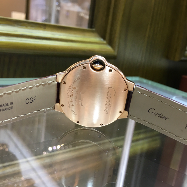 Cartier 卡地亚 Ballon Bleu 蓝气球系列，W6900456。36.6毫米表径，18K玫瑰金表壳，银白色面盘，罗马数字时标，Cal.076自动上弦机械机芯，专柜定价：105000元。 单表无附件。