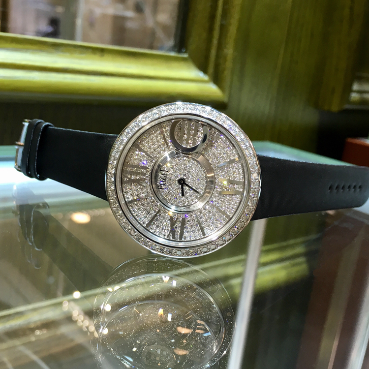 PIAGET 伯爵 LIMELIGHT系列，G0A37156。39毫米表径，18K白金原钻表壳镶衬52颗圆形美钻（约 1.6克拉），表盘镶衬335颗圆形美钻（约 2.3克拉），搭配18K白金时标，罗马数字时标，Cal.56P精准石英机身，专柜定价：488500元。 全套附件齐全。