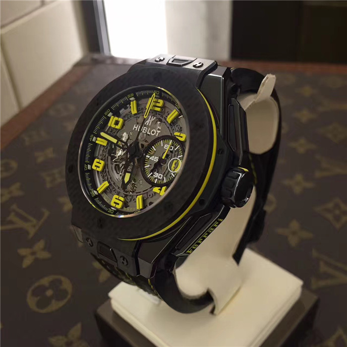 Hublot 宇舶 BIG BANG 大爆炸系列，401.CQ.0129.VR。45毫米表径，碳纤维表壳，深灰色表盘，夜光指针刻度，3点位置日期显示、小秒针。自动上弦机械机芯。法拉利限量款，全球限量1000枚。专柜定价:200300元。 单表无附件。