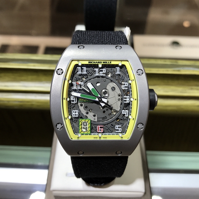 RICHARD MILLE 理查德米勒 RM 005。45*37.8毫米表径。钛合金表壳，酒桶型表盘，蓝宝石水晶玻璃表镜。自动上弦机械机芯。动力储备55小时。 单表无附件。