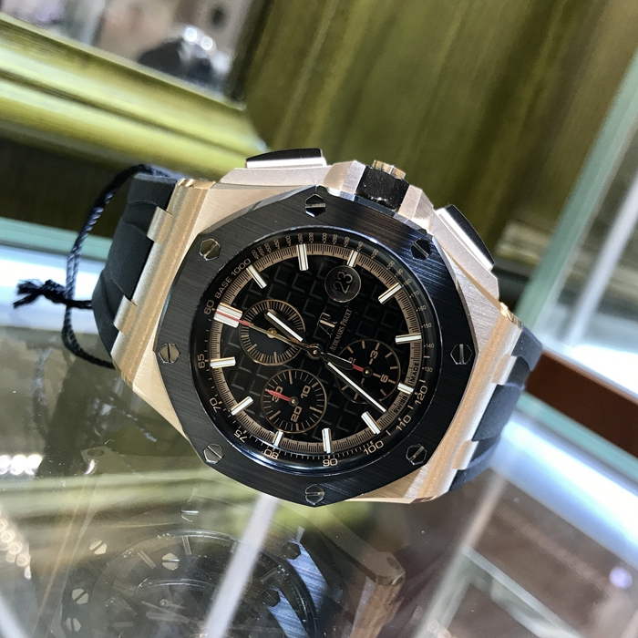 Audermars Piguet 爱彼 皇家橡树离岸型系列，26401RO.OO.A002CA.02。44毫米表径。18K玫瑰金表壳，陶瓷表圈。黑色表盘镌刻“Méga Tapisserie”超大格纹装饰，搭配玫瑰金色外区，黑色副表盘，玫瑰金材质荧光立体时标和皇家橡树指针，黑色内表圈。 未使用品全套附件齐全。