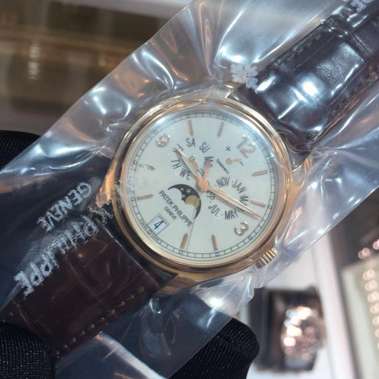 PATEK PHILIPPE 百达翡丽 复杂功能时计系列，5146R。39毫米表径，18K玫瑰金表壳，米黄色面盘，金质立体时标和字块，中心大秒针。年历功能，指针式星期和月份显示、动力储存显示，视窗式日期显示、月相显示。Cal.324 S IRM QA LU自动上弦机械机芯，动力储备45小时，专柜定价：303000元。 未使用品全套附件齐全。