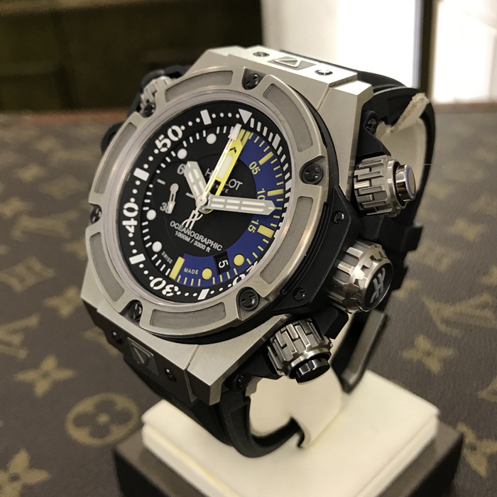 Hublot 宇舶 王者至尊系列，732.NX.1127.RX。48毫米表径，钛金属表壳，黑色面盘，5点位置日期显示，9点位置小秒针，计时功能自动上弦机械机械。专柜定价：153900元。 未使用品单表无附件。