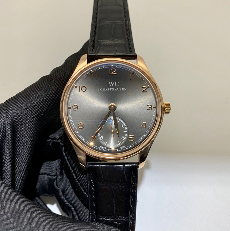 IWC 万国 葡萄牙系列，IW545406。44毫米表径，18K玫瑰金表壳，咖啡色面盘，Cal.98295手动上弦机械机芯，动力储备46小时，专柜定价：137000元。 单表无附件。