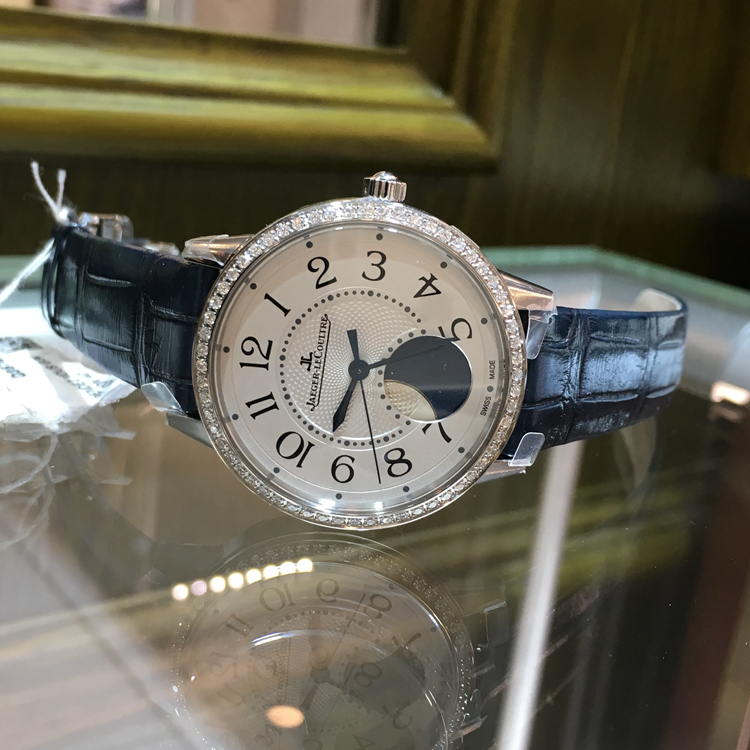 Jaeger-LeCoultre 积家 约会系列，3578420。34毫米表径，精钢原钻表壳，共镶嵌60颗钻石，白色面盘，黑色移印数字，花形指针，6点位置月相显示，935A自动上弦机械机芯，动力储备40小时，专柜定价：114000元。 未使用品全套附件齐全。