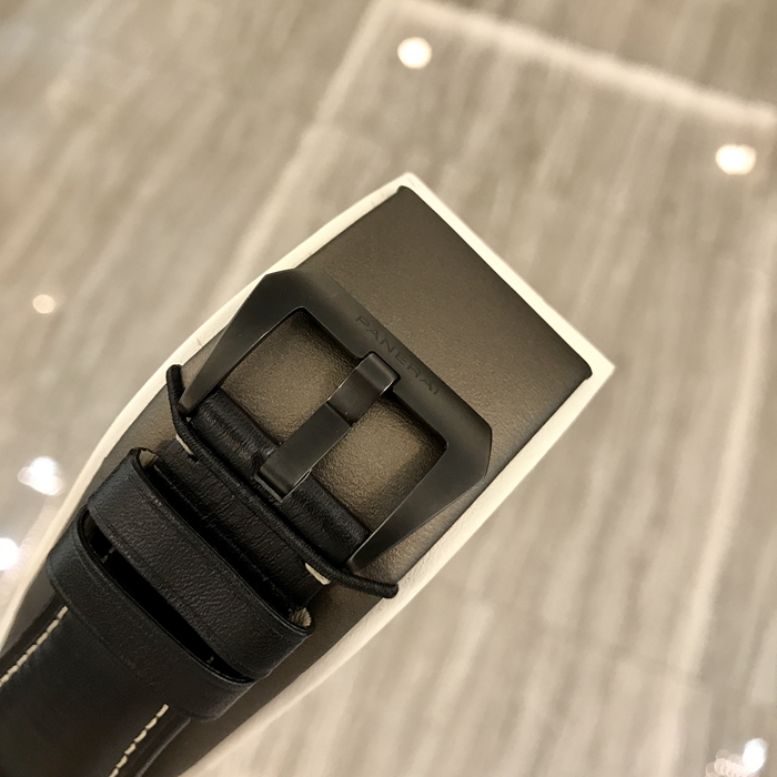 Panerai 沛纳海 RADIOMIR系列，PAM 00384。45毫米表径，陶瓷表壳。黑色表盘，附夜光阿拉伯数字及小时标示。3点钟位置设日期显示，9点钟位置设小秒盘，6点钟位置设线性动力储存显示。手动上弦机械机芯，动力储备192小时。专柜定价：91800元。 单表无附件。