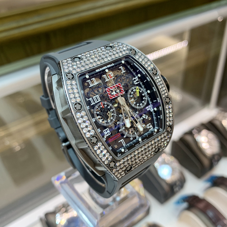 RICHARD MILLE 理查德米勒 男士系列，RM 011。40*50毫米表径，钛金属后加钻表壳，镂空面盘，12点位置为日期显示，RM011-S自动上弦机械机芯，动力储备50小时。 全套附件齐全。