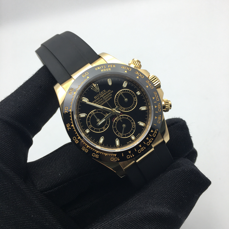 Rolex 劳力士 宇宙计型迪通拿系列，116518ln-0035。40毫米表径，18K黄金表壳，陶瓷外圈连计速刻度，黑色面盘，计时功能，Cal.4130自动上弦机械机芯。专柜定价：214700元。  全套附件齐全。