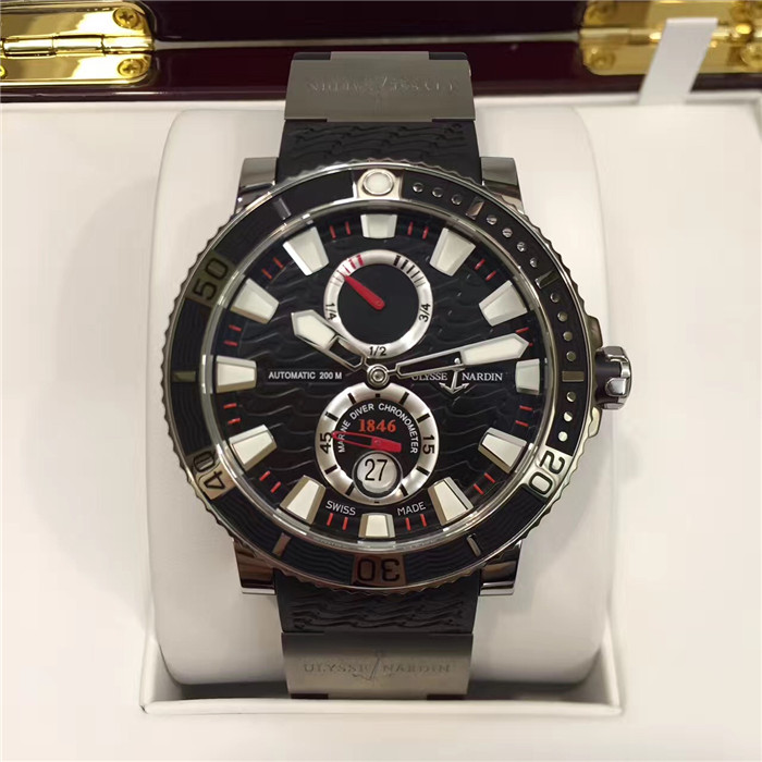 Ulysse Nardin 雅典航海系列，263-90-3/72。钛金属45毫米表径，背透自动机械，小三针，日历显示，动力储备显示，橡胶表带折叠扣。专柜定价：8300欧元。 未使用品全套附件齐全。