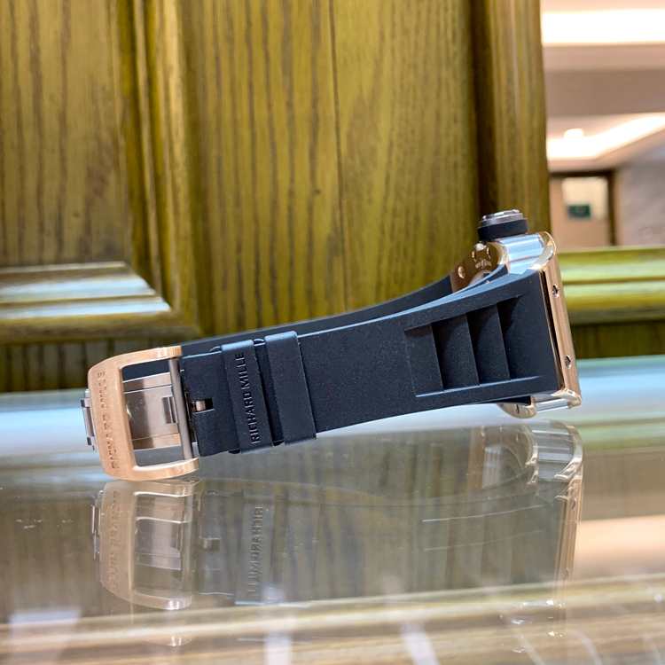 RICHARD MILLE 理查德米勒 男士系列，RM 030。50x42.7毫米表径，18K玫瑰金表壳，酒桶型镂空面盘，7点位置为日期显示，自动上弦机械机芯。 单表无附件。