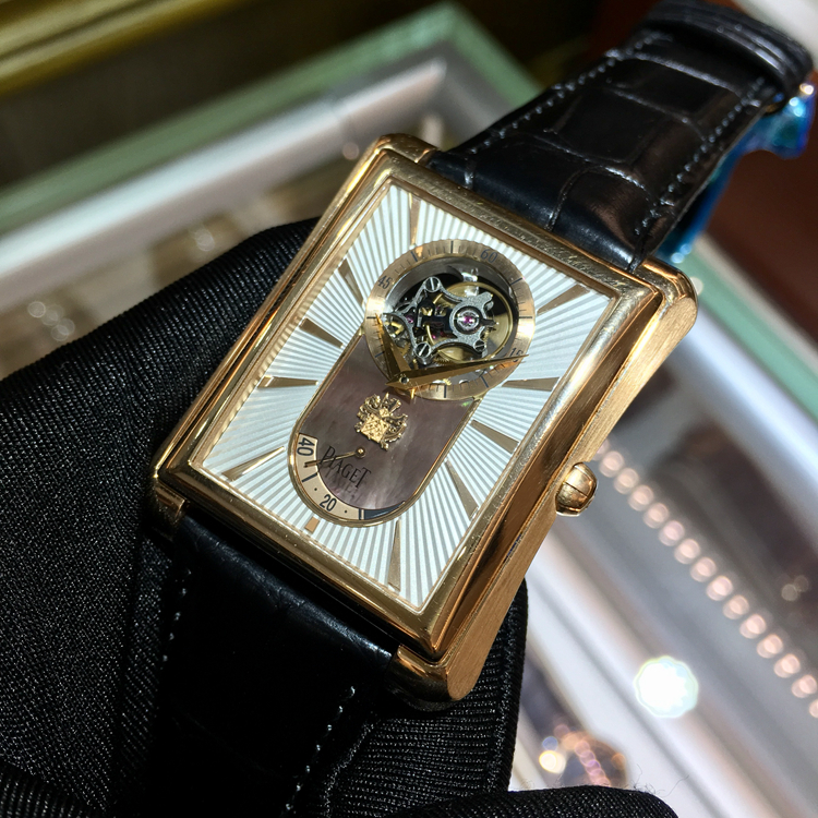 PIAGET 伯爵 BLACK -TIE系列，G0A34127。36毫米表径，18K玫瑰金表壳，银白色面盘，6点位置为动力储备显示，12点位置为陀飞轮装置，Cal.600P手动上弦机械机芯，动力储备44小时，专柜定价：1460000港币。 单表无附件。