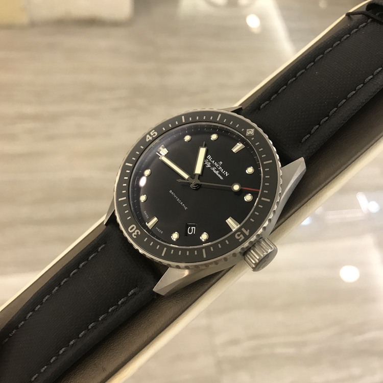 Blancpain 宝珀 五十噚系列，5000-1230-B52A。43毫米表径，钛金属表壳，黑色面盘，日期显示功能，1315自动上弦机械机芯，动力储备120小时，专柜定价：87500元。 全套附件齐全。