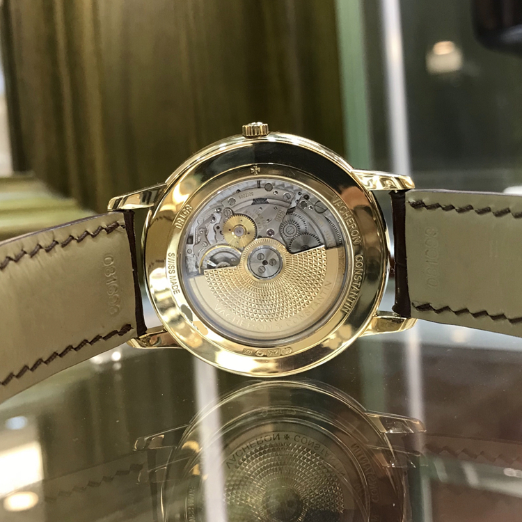 Vacheron Constantin 江诗丹顿 传承系列，85180/000J-9231。40毫米表径，18K黄金表壳，银白色面盘，6点位置为日期显示，2450 Q6自动上弦机械机芯，动力储备40小时，专柜定价：205000元。 单表无附件。