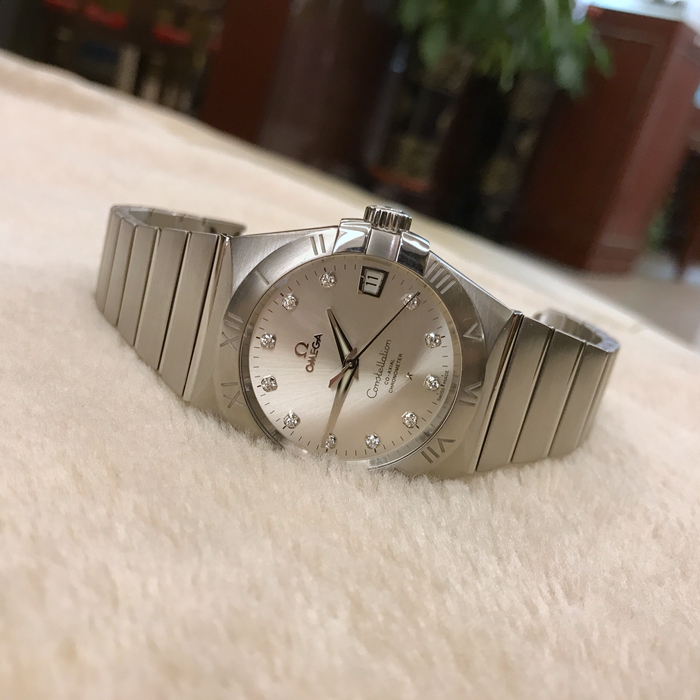 Omega 欧米茄 星座系列，123.10.38.21.52.001。38毫米表径，精钢表壳，银白色面盘，镶钻时标，三点位置视窗式日期显示，自动上弦机械机芯，动力储备60小时。专柜定价：55000元。 全套附件齐全。