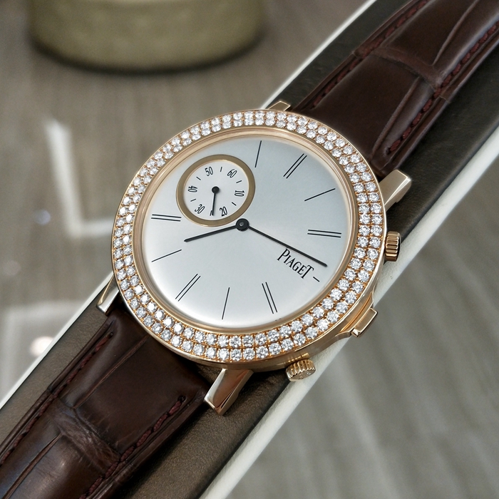 PIAGET 伯爵 ALTIPLANO系列，G0A35153。43毫米表径，18K玫瑰金后加钻表壳，一表双机芯，翻盖两地时区功能，伯爵自产Cal.838P手动上弦机械机芯。 专柜定价：315000元。