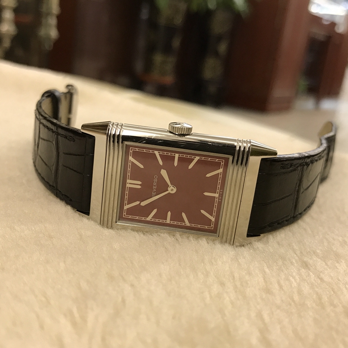 Jaeger-LeCoultre 积家 Reservo 翻转腕表系列，Q278856J。46.8x27.4毫米表径，精钢表壳。红色表盘，手动上弦机械机芯，动力储备45小时，专柜定价72000元。 全套附件齐全。
