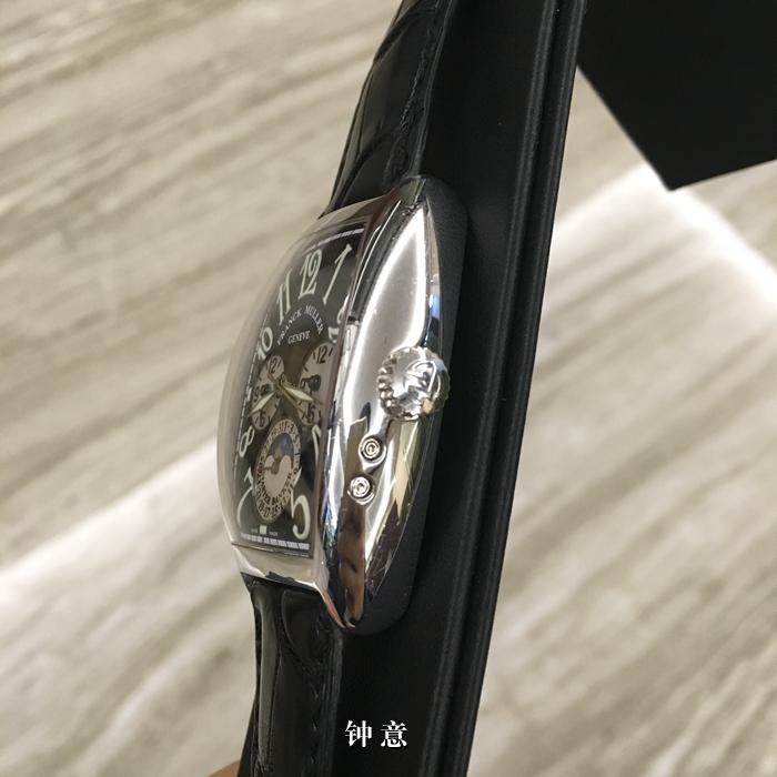 FRANCK MULLER 法兰克穆勒 CINTR?E CURVEX系列，?7880 MB L DT。35.9x50.3毫米表径，18K白金表壳，银白色面盘，六点位置指针式日期显示、月相显示，双时区功能，自动上弦机械机芯，动力储备42小时。专柜定价：295000元。 全套附件齐全。