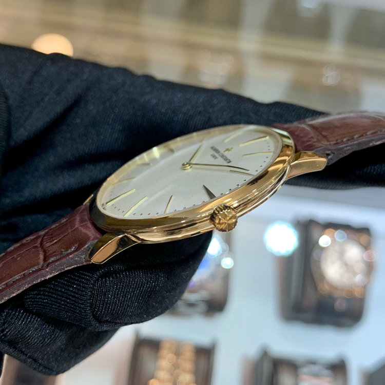 Vacheron Constantin 江诗丹顿 传承系列，81180/000J-9118。40毫米表径，18K黄金表壳，银白色面盘，Cal.1400手动上弦机械机芯，动力储备40小时，专柜定价：145000元。 单表无附件。