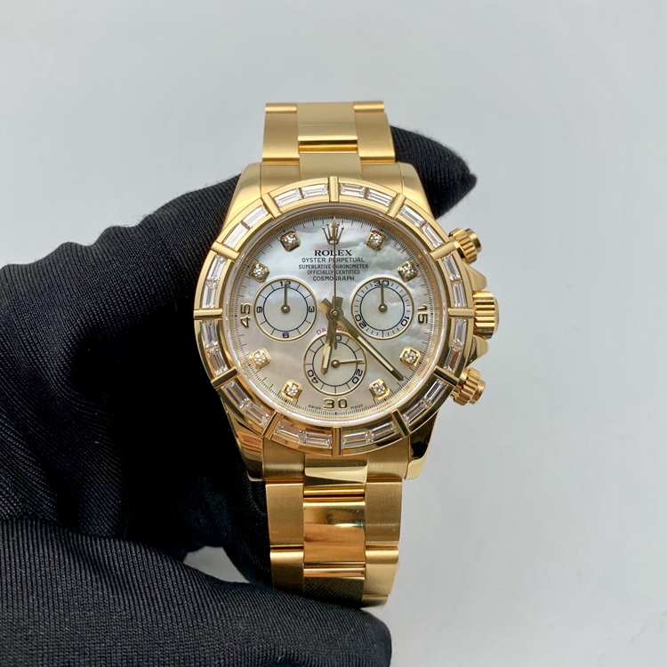 Rolex 劳力士 宇宙计型迪通拿系列，116568。40毫米表径，18K黄金方形原钻表壳，珍珠贝母面盘，刻度8颗大方砖，6点位置小秒针显示，30分钟和12小时计时分别设于3点和9点位置，蓝宝石水晶玻璃表镜，自动上弦机械机芯。 单表无附件。