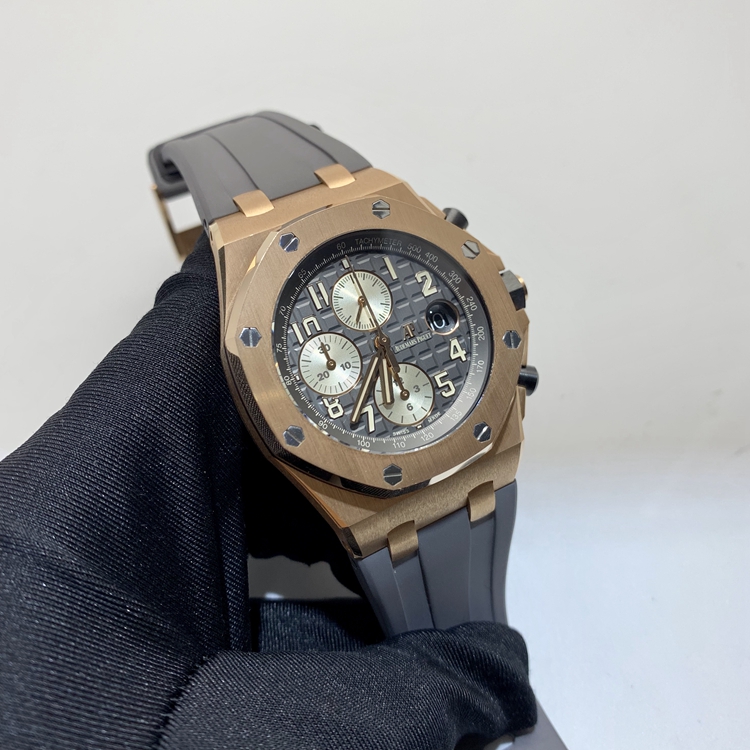 Audermars Piguet 爱彼 皇家橡树离岸型系列，26470OR.OO.A125CR.01。42毫米表径，18K玫瑰金表壳，灰钌色表盘镌刻“Méga Tapisserie”超大型格纹装饰，搭配象牙色副表盘，玫瑰金米色荧光阿拉伯数字和皇家橡树指针，灰钌色内表圈，3点位置日期显示，计时功能，Cal.3126/3840自动上弦机械机芯，动力储备60小时。专柜定价：302000元。 单表无附件。