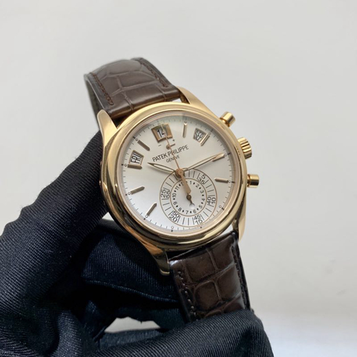 PATEK PHILIPPE 百达翡丽 复杂功能计时系列，5960R-011。40毫米表径，18K玫瑰金表壳。白色表盘，金质立体时标。2点、10点和12点位置分别设置了视窗式月份、星期和日期显示、计时功能。蓝宝石水晶玻璃表镜。自动上弦机械机芯，动力储备55小时。专柜定价：560300元。  全套附件齐全。