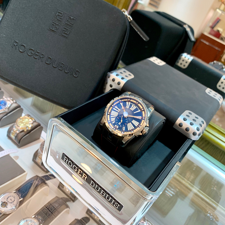 Roger Dubuis 罗杰杜彼 Excalibur 王者系列，RDDBEX0602。45毫米表径，钛金属表壳，蓝色电镀缎面太阳纹表盘，罗马数字时标，6点位置小秒盘、视窗式日期显示，RD830自动上弦机械机芯，动力储备48小时。 全套附件齐全。