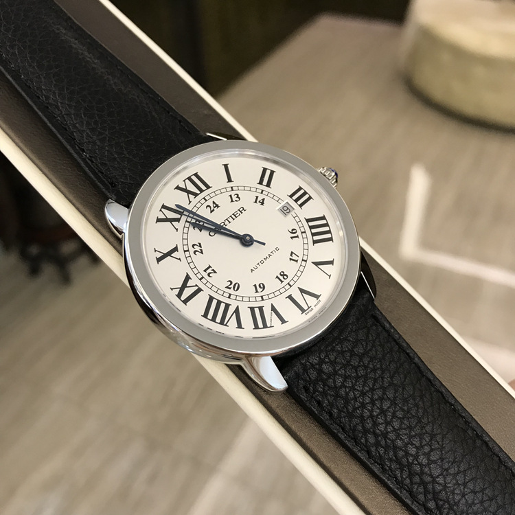 CARTIER 卡地亚 ROTONDE DE CARTIER系列，WSRN0022。42毫米表径，精钢表壳，镀银珠光表盘，剑形蓝钢指针，3点位置日期显示，自动上弦机械机芯。专柜定价：26000元。 单表附保卡。