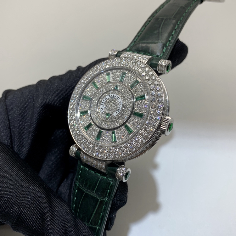FRANCK MULLER 法兰克穆勒 LADIES'COLLECTION系列，DM 42 D 2R CD。42毫米表径，18K白金原钻表壳，满天星面盘，绿宝石刻度，自动上弦机械机芯。 单表无附件。