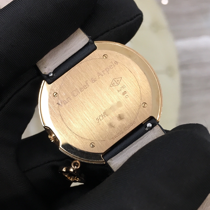 Van Cleef & Arpels 梵克雅宝 CHARMS系列，VCARM95100。38毫米表径，18K玫瑰金镶钻表壳，白色面盘，罗马数字时标，精准石英机芯。专柜定价：190000元。 单表无附件。