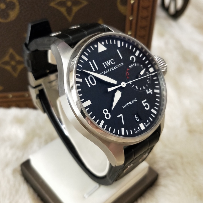 IWC 万国 飞行员系列，IW500901。46毫米表径，精钢表壳，黑色面盘，中央秒针附掣停装置，三点位置动力储备显示，六点位置视窗式日期显示，双面防反光凸状蓝宝石玻璃表镜，Glucydur ? 铍合金平衡摆轮，摆轮臂配置高精度微调凸轮，自动上弦机械机芯，动力储备168小时（7天）。 单表无附件。