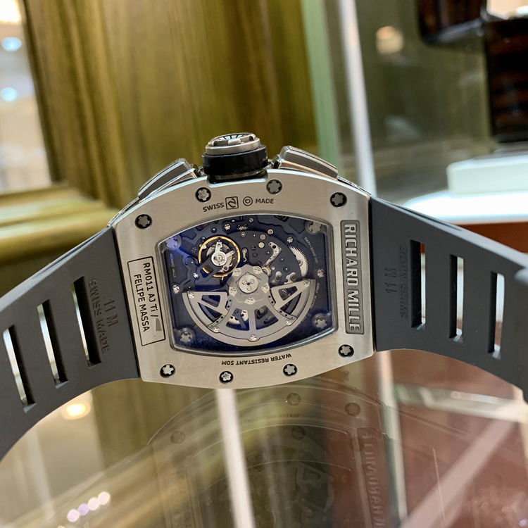 RICHARD MILLE 理查德米勒 男士系列，RM 011。40*50毫米表径，钛金属后加钻表壳，镂空面盘，12点位置为日期显示，RM011-S自动上弦机械机芯，动力储备50小时。 全套附件齐全。