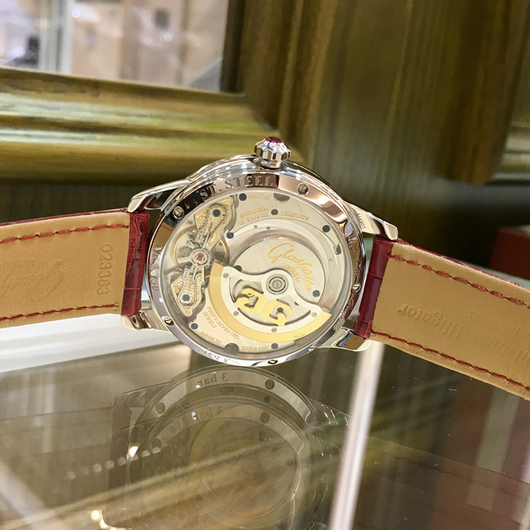 Glashutte 格拉苏蒂原创 女表90系列，1-90-12-05-30-01。精钢39.4毫米表径，原装镶钻，镶嵌 64 颗钻石(总重约 0.95ct，VVS), 表冠镶嵌红宝石 (约 0.022ct, VVS)。珍珠母贝白色表盘，18颗红宝石（约0.045克拉，VVS）。金质偏心盘指针，大日历显示，月相显示，自动上弦机械机芯，动力储备42小时，全球限量50枚。专柜定价：154000元。 未使用品全套附件齐全。