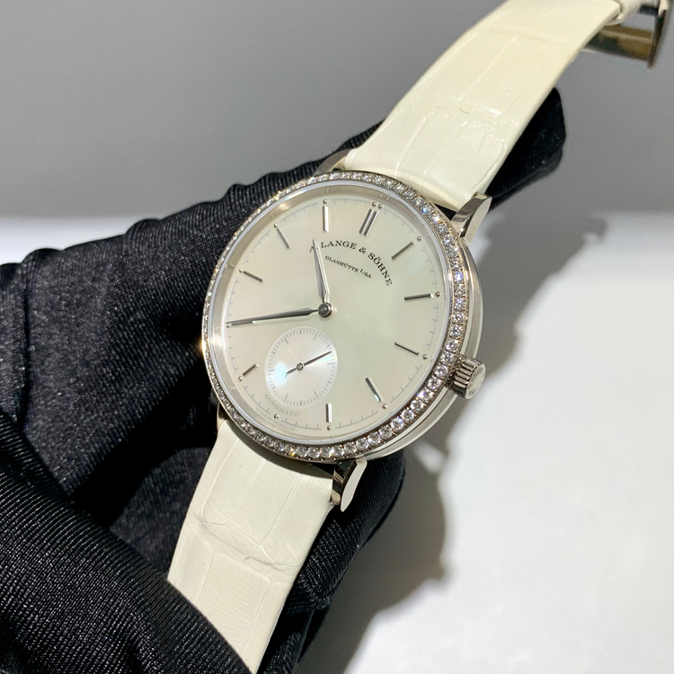 A. Lange & Sohne 朗格 SAXONIA系列，840.029。37毫米表径，18K白金原钻表壳，珍珠贝母面盘，Cal.L086.4自动上弦机械机芯，动力储备72小时，专柜定价：338000元。 全套附件齐全。