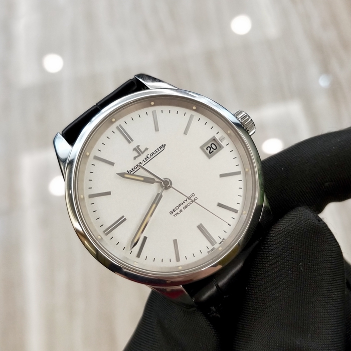 Jaeger-LeCoultre 积家 GEOPHYSIC 地球物理天文台系列，8018420。39.6毫米表径，精钢表壳，银白色表盘，3点位置视窗式日期显示，跳秒功能，自动上弦机械机芯，动力储备40小时，专柜定价：71500元。 未使用品全套附件齐全。