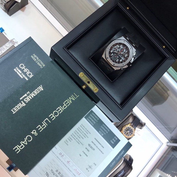 Audermars Piguet 爱彼 皇家橡树离岸型系列，26470ST.OO.A101CR.01。42毫米表径，精钢表壳搭配经反炫光处理的蓝宝石水晶玻璃镜面和底盖及黑色陶瓷旋入式表冠和按钮。黑色表盘镌刻“Méga Tapisserie”超大格纹装饰，搭配黑色计时器、白色荧光阿拉伯数字、白金荧光皇家橡树指针及黑色内表圈。自动上弦机械机芯，动力储备50小时。专柜定价：195000元。 全套附件齐全。