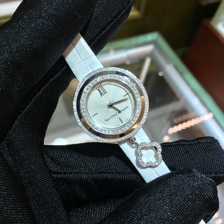 Van Cleef & Arpels 梵克雅宝 CHARMS系列，VCARO29A00。25毫米表径，18K白金镶钻表壳，白色圆形面盘，精准石英机芯，专柜定价：107000元。 单表无附件。