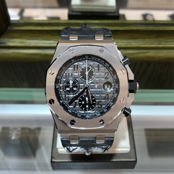 Audermars Piguet 爱彼 皇家橡树离岸型系列，26470ST.OO.A104CR.01。42毫米表径，精钢表壳搭配经反炫光处理的蓝宝石水晶玻璃镜面和底盖及黑色陶瓷旋入式表冠和按钮，深灰色表盘镌刻“Méga Tapisserie”超大格纹装饰，搭配黑色计时器、黑色荧光阿拉伯数字、白金荧光皇家橡树指针及黑色内表圈。自动上弦机械机芯，动力储备50小时。专柜定价：195000元。 全套附件齐全。