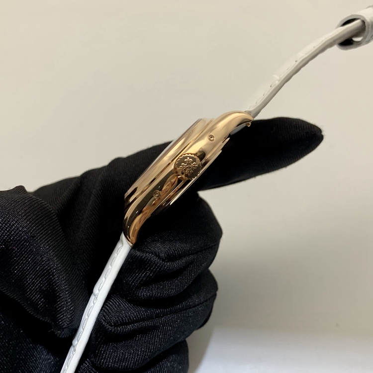 PATEK PHILIPPE百达翡丽，复杂功能计时系列 5035R。37毫米表径，18K玫瑰金表壳，白色面盘，罗马数字时标，视窗式日期显示，指针式星期、月份显示，自动上弦机械机芯。 单表无附件。