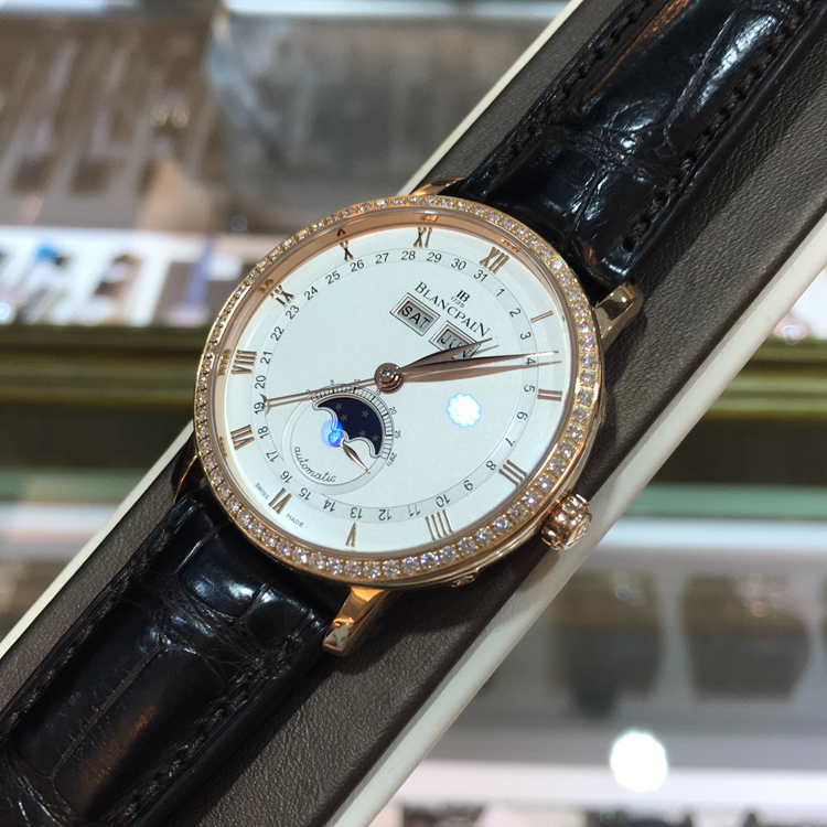 Blancpain 宝珀 Villeret 经典系列，6263-2942-55B。38毫米表径，18K玫瑰金原钻表壳，乳白色面盘，罗马数字时标，指针式日期显示，6点位置为月相显示，12点位置为星期、月份显示，6763自动上弦机械机芯。专柜定价：198400元。 单表无附件。