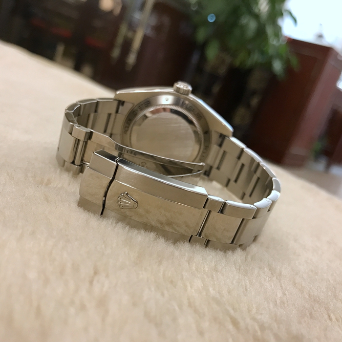 ROLEX 劳力士 MILGAUSS系列?，116400GV。40毫米表径，精钢表壳，绿玻璃，橙色闪电针?，自产3131自动上弦机械防磁机芯，动力储备48小时。专柜定价：63200元。 单表附保卡。