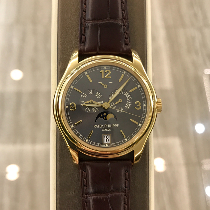 PATEK PHILIPPE 百达翡丽 复杂功能时计系列，5146J-010。39毫米表径，18K黄金表壳。深灰色表盘，金质立体时标和字块，中心大秒针。年历功能，指针式星期和月份显示、动力储存显示，视窗式日期显示、月相显示。自产 324 S IRM QA LU 自动上弦机械机芯，动力储备35小时-45小时。双P印记。蓝宝石水晶透盖，折叠式表扣。专柜定价：296000元。 单表附保卡。