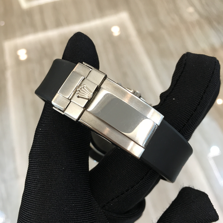 Rolex 劳力士 宇宙计型迪通拿系列，116589。40毫米表径，18K白金T方钻圈，黑色面盘，刻度8颗大包钻，6点位置小秒针显示，30分钟和12小时计时分别设于3点和9点位置，蓝宝石水晶玻璃表镜，自动上弦机械机芯。 单表无附件。