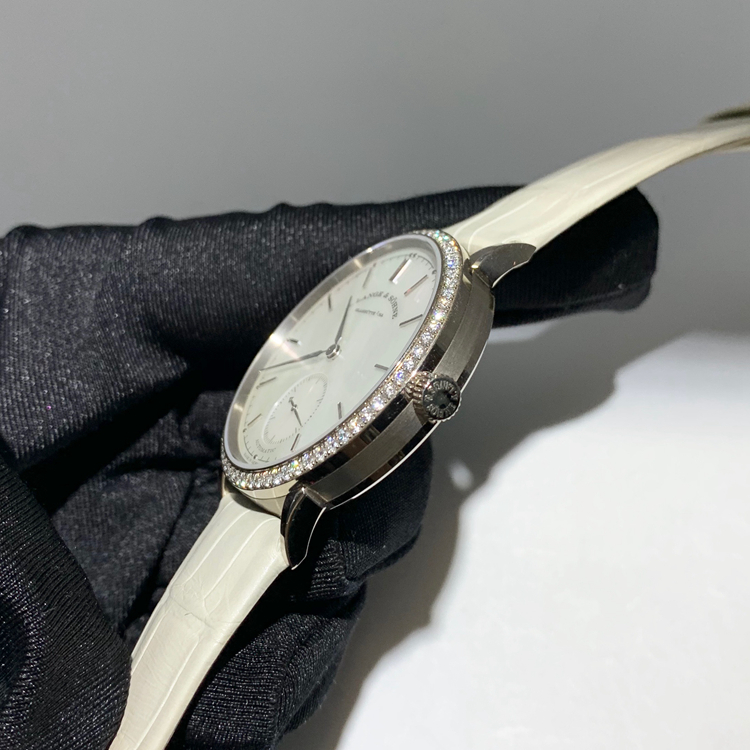 A. Lange & Sohne 朗格 SAXONIA系列，840.029。37毫米表径，18K白金原钻表壳，珍珠贝母面盘，Cal.L086.4自动上弦机械机芯，动力储备72小时，专柜定价：338000元。 全套附件齐全。