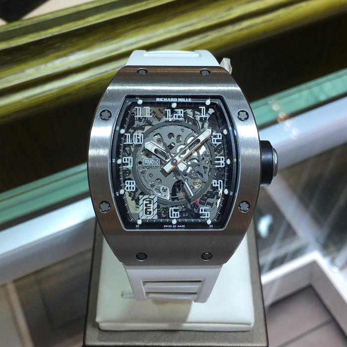 RICHARD MILLE 理查德米勒 男士系列，RM 010 Ti。48 x 39.30毫米表径，钛金属表壳。镂空表盘，7点位置日历显示。自动上弦机械机芯，动力储备48小时。 单表无附件。