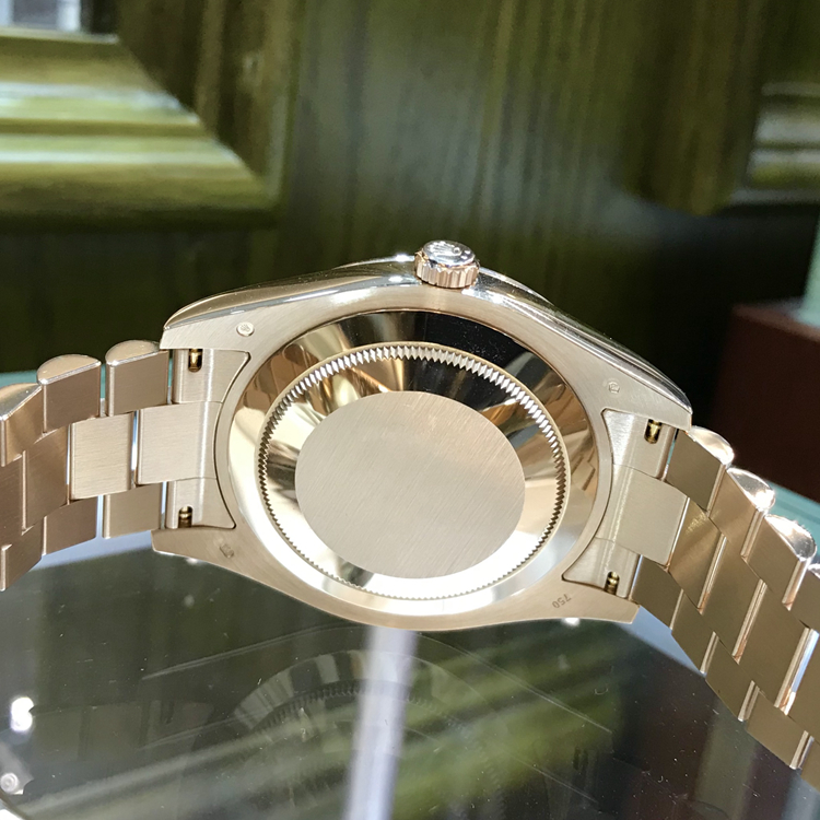 Rolex 劳力士 星期日历型系列，218235-83215 B2RU。41毫米表径，18K玫瑰金表壳，黑色面盘，10颗镶钻时标，2颗红宝石时标，3点位置日期显示，12点位置为星期显示，专柜定价：346100元。 全套附件齐全。