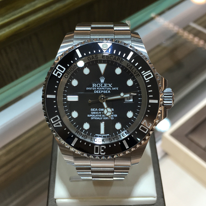 Rolex 劳力士 Deepsea 海使型系列，116660-98210。精钢材质，44毫米表径，60分钟渐进刻度单向旋转外圈，配抗刮损Cerachrom陶质字圈，铂金涂层数字及刻度。黑色表盘，中央时、分及秒针；瞬跳日历，快速更正；秒针暂停功能以准确调校时间。蚝式三排链节表带，蚝式保险摺扣配劳力士Glidelock延展系统；蚝式摺扣伸缩链节。5级钛合金底盖，自产 3135型自动上链机械机芯，动力储备48小时。专柜定价：90000元。